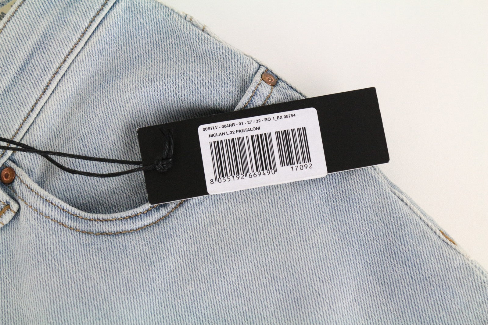 DIESEL Niclah 084RR moteriškos tiesios džinsinės kelnės W27/L32 aukštu juosmeniu šviesiai mėlynos spalvos. 