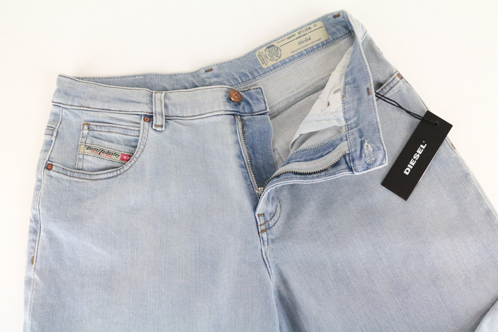 DIESEL Niclah 084RR moteriškos tiesios džinsinės kelnės W27/L32 aukštu juosmeniu šviesiai mėlynos spalvos. 