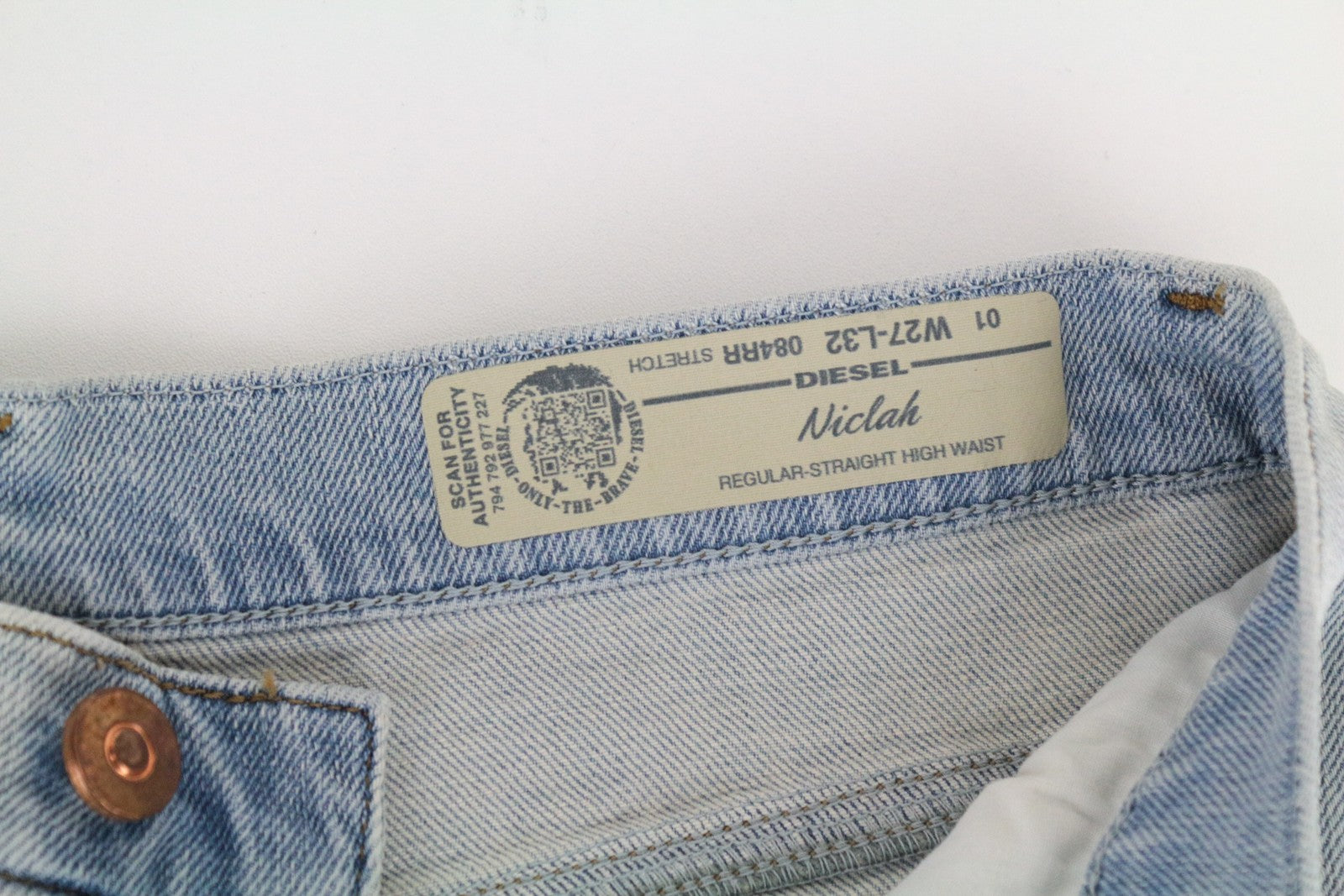 DIESEL Niclah 084RR moteriškos tiesios džinsinės kelnės W27/L32 aukštu juosmeniu šviesiai mėlynos spalvos. 