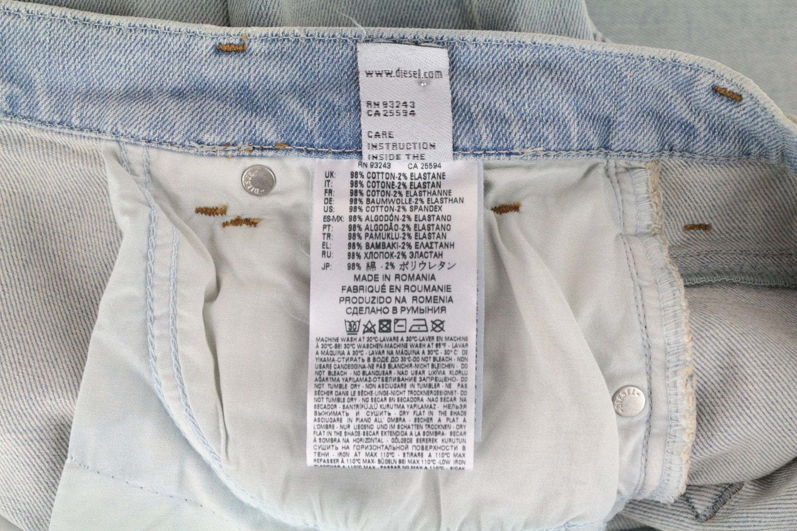 DIESEL Niclah 084RR moteriškos tiesios džinsinės kelnės W27/L32 aukštu juosmeniu šviesiai mėlynos spalvos. 