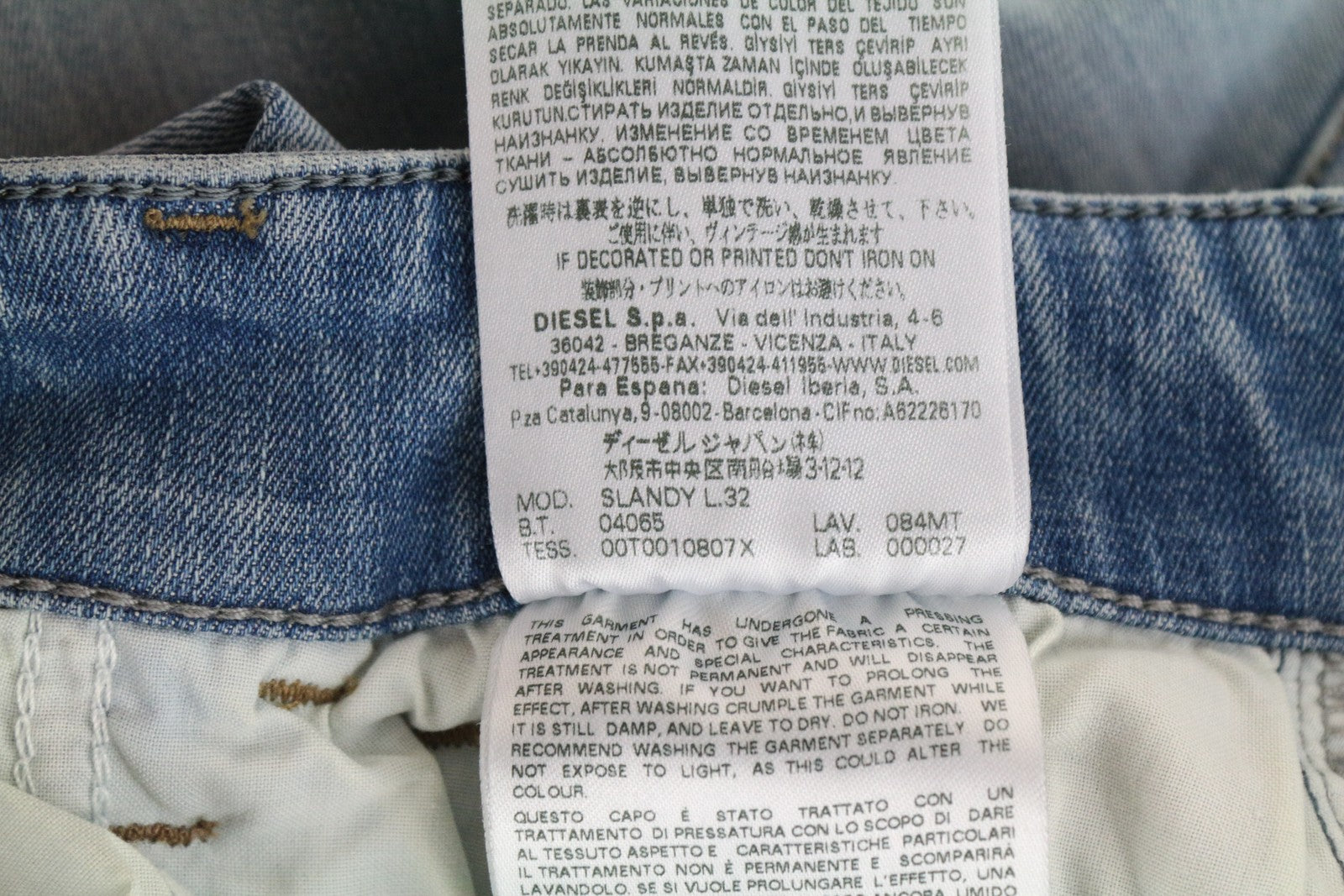 DIESEL Slandy 084MT moteriškos aptemptos džinsinės kelnės W28/L32 su užtrauktuku, dirbtinai sendintos, itin plonos 