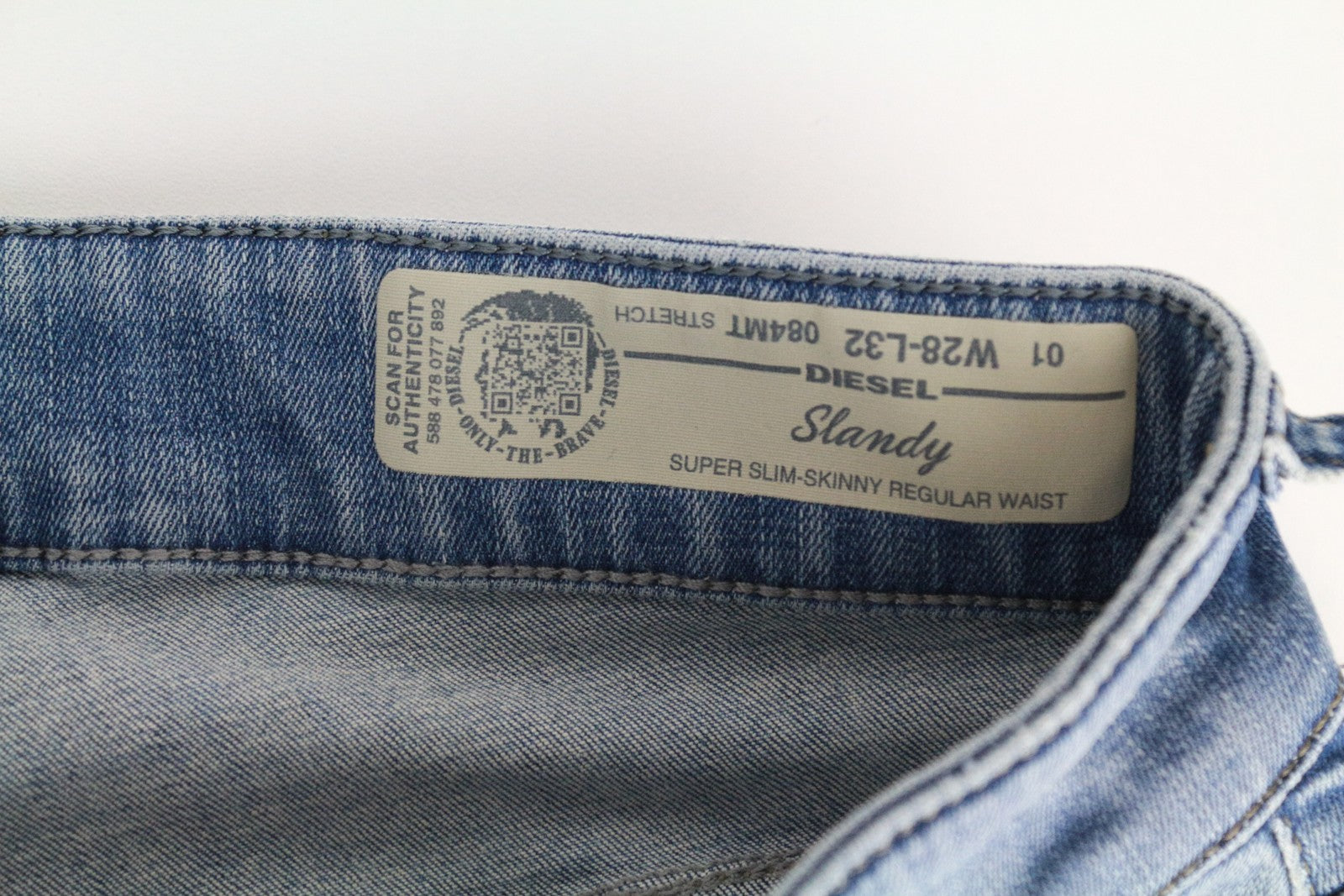 DIESEL Slandy 084MT moteriškos aptemptos džinsinės kelnės W28/L32 su užtrauktuku, dirbtinai sendintos, itin plonos 
