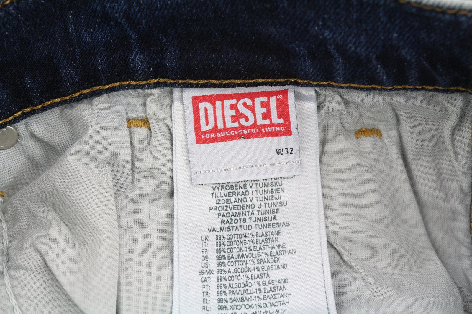 DIESEL 2005 D-Fining R9F05 vyriški džinsai, W32/L34, įprasti, siaurėjantys, su apnašomis. Rekomenduojama kaina – 225 €. 