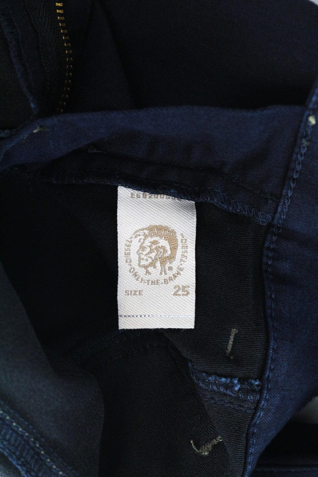 DIESEL Livier 0881B moteriškos džinsinės kelnės W25 itin plonos, tamsiai mėlynos, žemu juosmeniu 