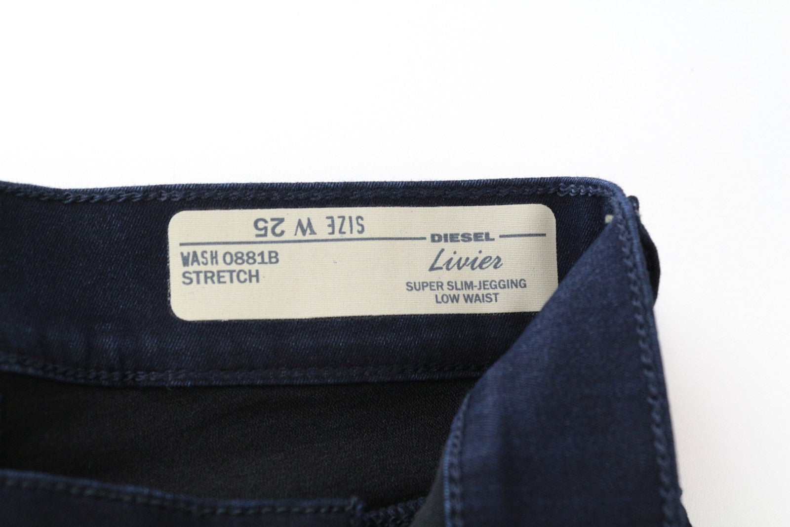 DIESEL Livier 0881B moteriškos džinsinės kelnės W25 itin plonos, tamsiai mėlynos, žemu juosmeniu 
