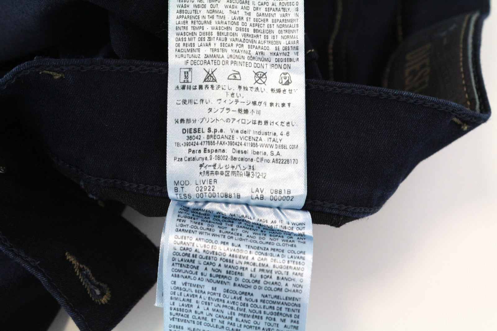 DIESEL Livier 0881B moteriškos džinsinės kelnės W25 itin plonos, tamsiai mėlynos, žemu juosmeniu 