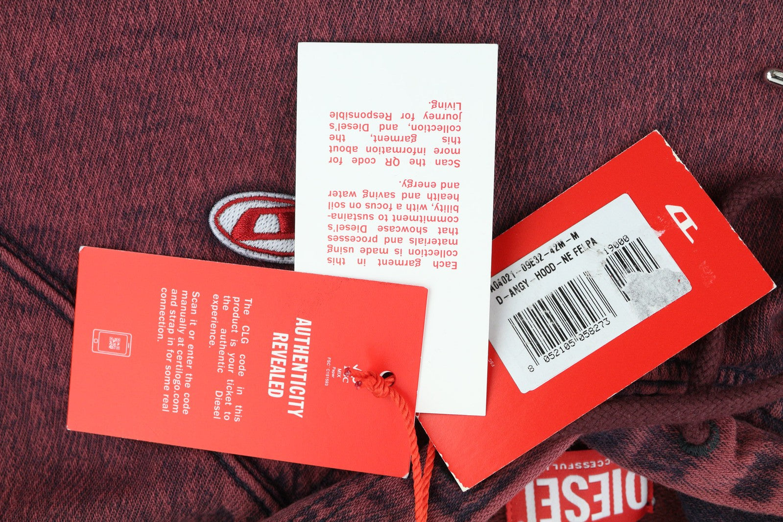 DIESEL D-Angy-Hood-Ne moteriškas džemperis su gobtuvu M, bordo spalvos, su skalbta kengūros kišene. Rekomenduojama kaina – 299 €. 