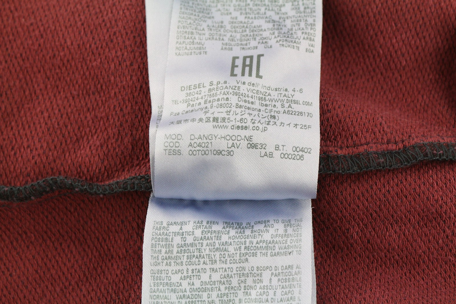 DIESEL D-Angy-Hood-Ne moteriškas džemperis su gobtuvu M, bordo spalvos, su skalbta kengūros kišene. Rekomenduojama kaina – 299 €. 