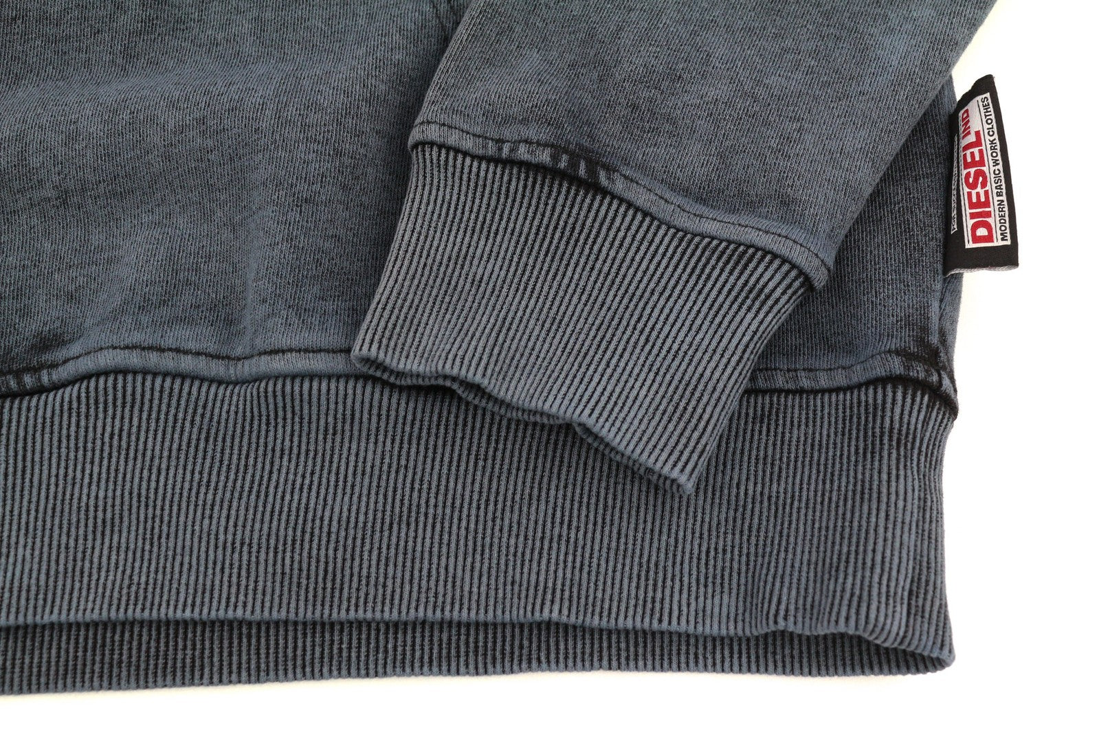 DIESEL S-Ginn-Hood-E1 vyriškas džemperis su gobtuvu L dydžio, tamsaus atspalvio, su kengūros kišene. Rekomenduojama kaina – 195 €. 