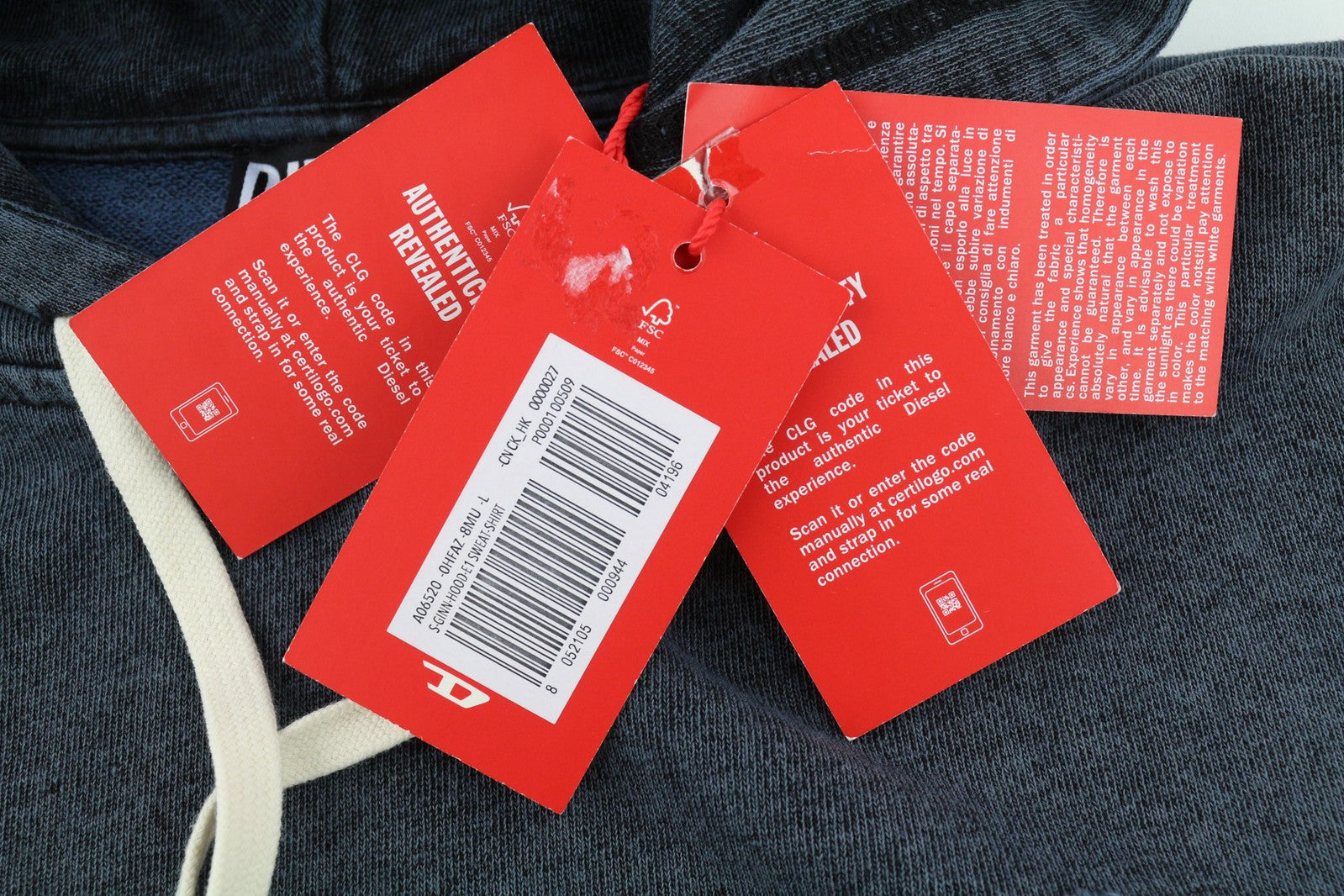 DIESEL S-Ginn-Hood-E1 vyriškas džemperis su gobtuvu L dydžio, tamsaus atspalvio, su kengūros kišene. Rekomenduojama kaina – 195 €. 