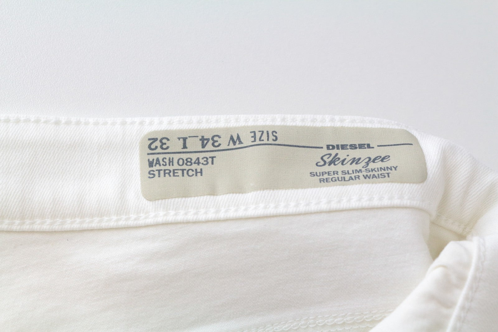 DIESEL Skinzee 0843T W34/L32 balkšvos spalvos itin ploni, tamprūs, aptempti moteriški džinsai 