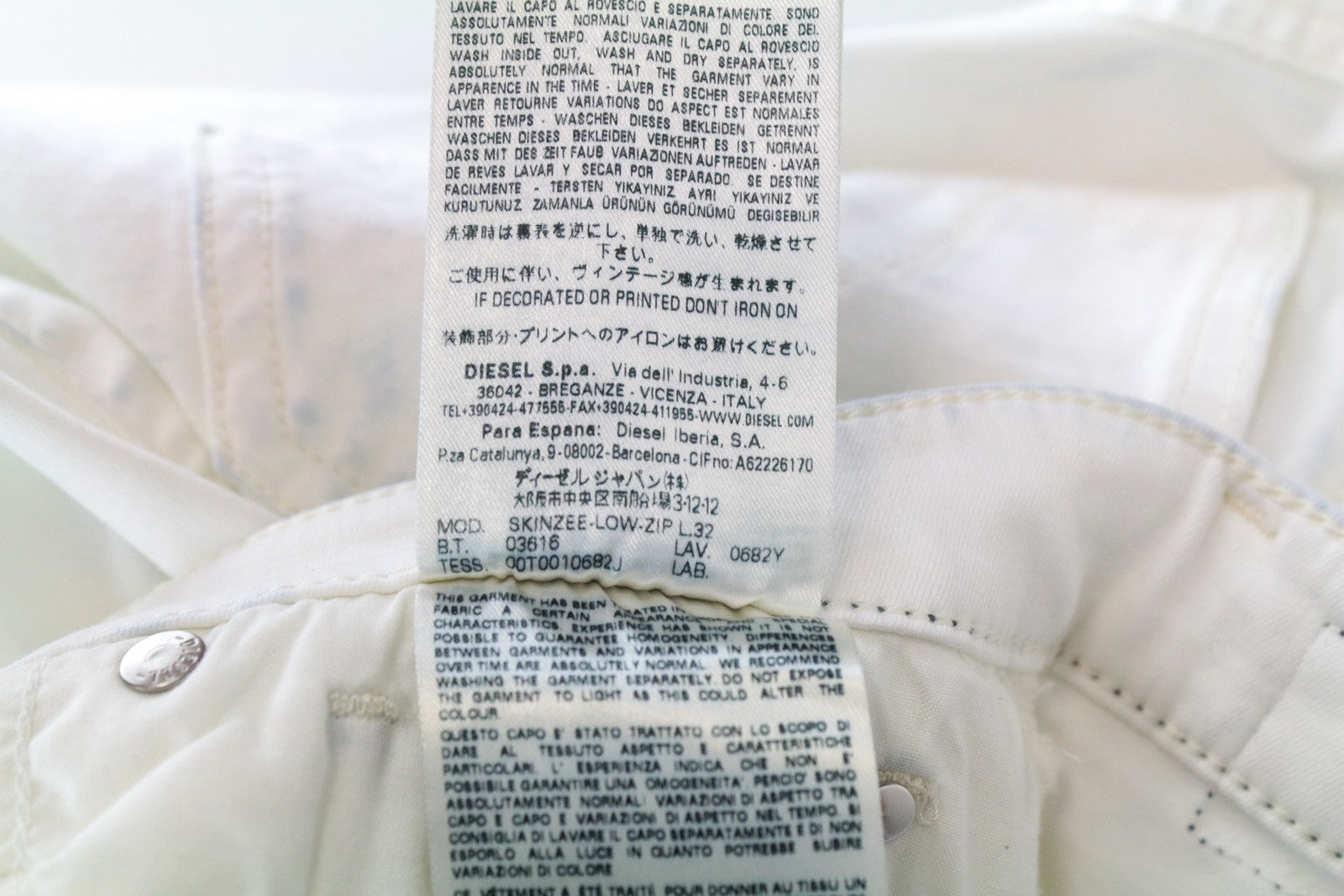 DIESEL Skinzee-Low-Zip 0682Y W27/L32 balkšvos spalvos aptempti, tamprūs moteriški džinsai 