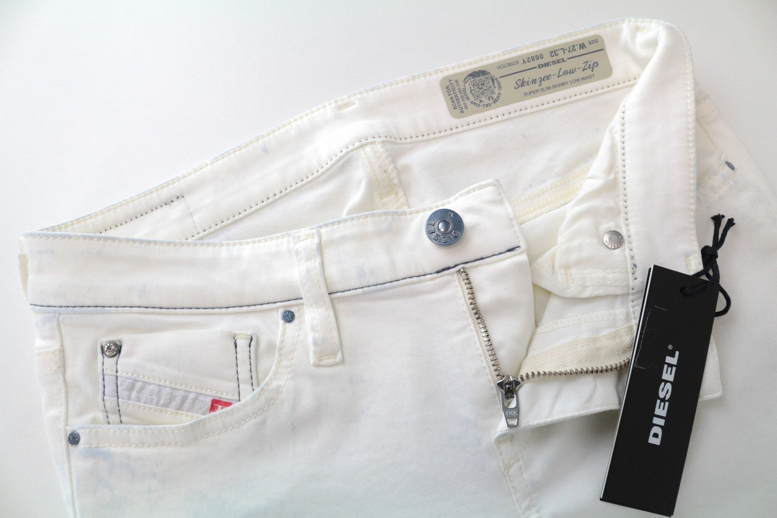 DIESEL Skinzee-Low-Zip 0682Y W27/L32 balkšvos spalvos aptempti, tamprūs moteriški džinsai 