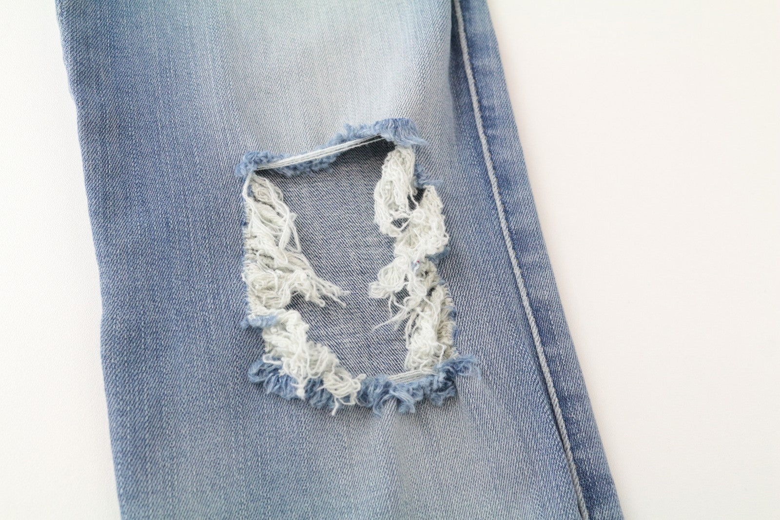 DIESEL Skinzee R4TM8 W26/L30 mėlyni plėšyti, ploni, aptempti moteriški džinsai 