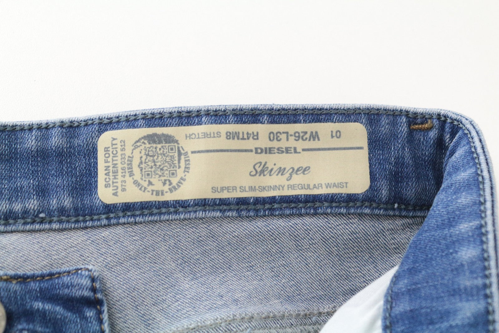 DIESEL Skinzee R4TM8 W26/L30 mėlyni plėšyti, ploni, aptempti moteriški džinsai 