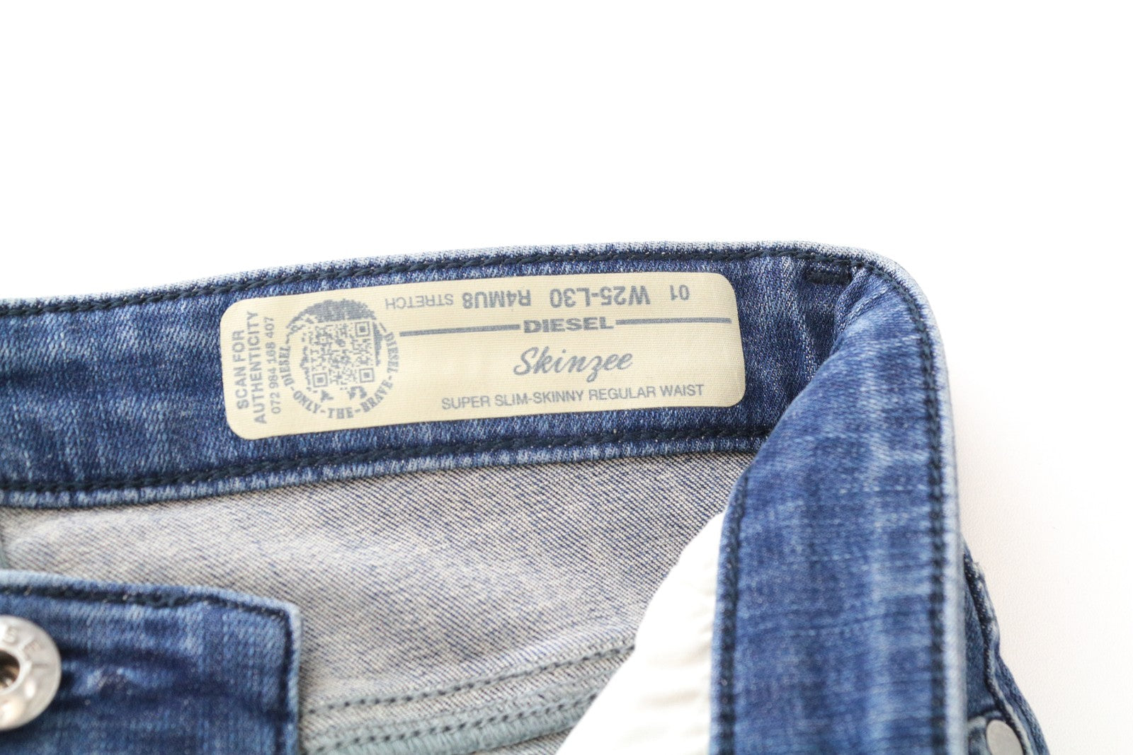 DIESEL Skinzee R4MU8 W25/L30 mėlyni aptempti džinsai moterims, ploni medvilniniai tamprūs džinsai