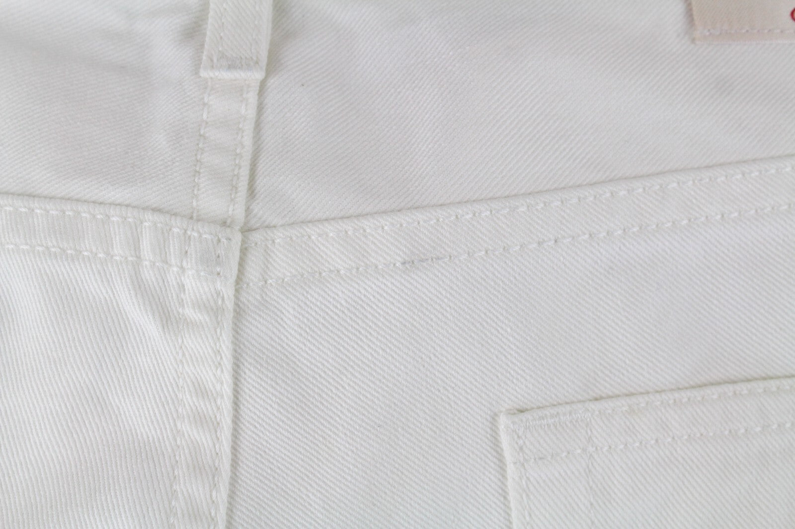 Gant Rugger vyriški džinsai W27/L34 su sagomis ir tiesiomis gobtuvu, balti, dirbtinai subraižyti. 