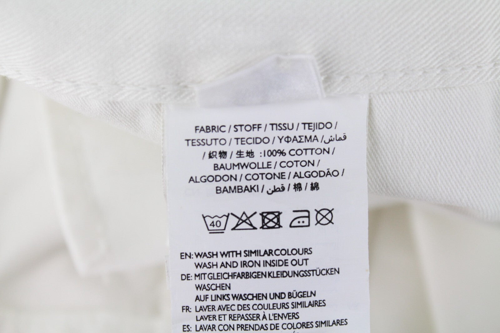 Gant Rugger vyriški džinsai W27/L34 su sagomis ir tiesiomis gobtuvu, balti, dirbtinai subraižyti. 