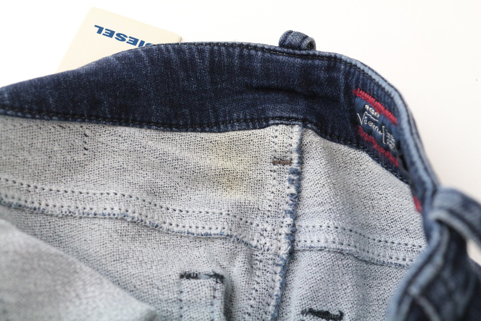 DIESEL Grupee-Ne 0670V W23 Slim Skinny Jogg mėlynos moteriškos džinsinės kelnės su slegiančiu raštu 