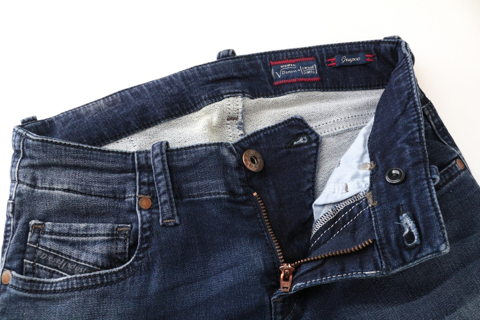 DIESEL Grupee-Ne 0670V W23 Slim Skinny Jogg mėlynos moteriškos džinsinės kelnės su slegiančiu raštu 