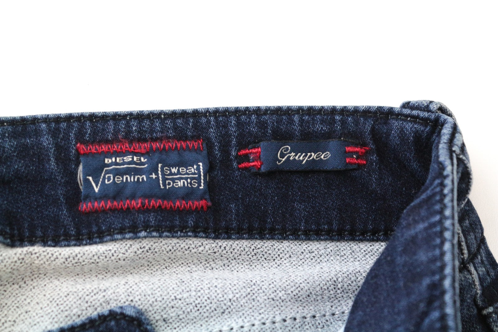 DIESEL Grupee-Ne 0670V W23 Slim Skinny Jogg mėlynos moteriškos džinsinės kelnės su slegiančiu raštu 