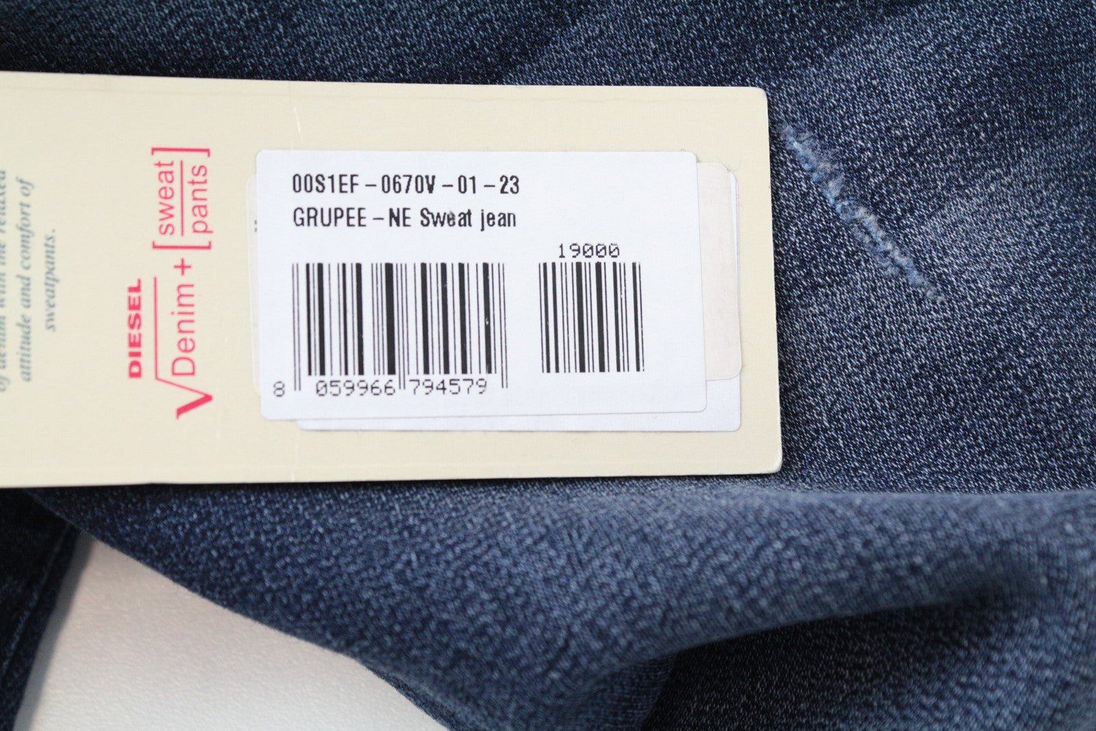 DIESEL Grupee-Ne 0670V W23 Slim Skinny Jogg mėlynos moteriškos džinsinės kelnės su slegiančiu raštu 