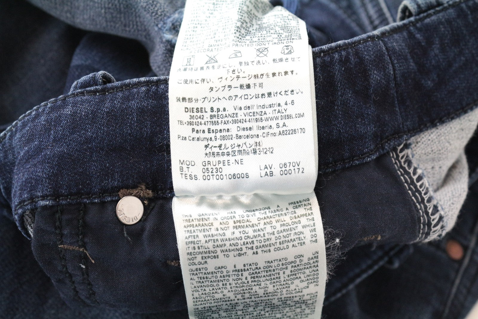 DIESEL Grupee-Ne 0670V W23 Slim Skinny Jogg mėlynos moteriškos džinsinės kelnės su slegiančiu raštu 