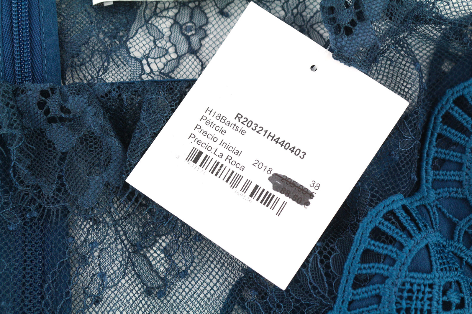 SANDRO moteriška suknelė, 38 dydžio, mėlyna, ilgomis rankovėmis, su nėriniuotais ir klostuotais pamušalais. 