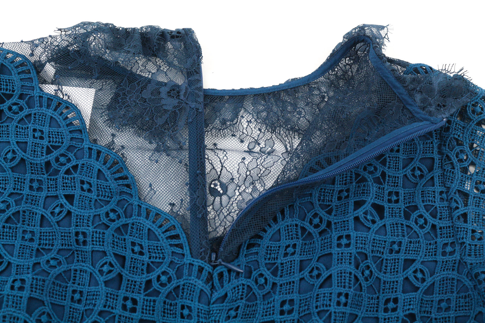 SANDRO moteriška suknelė, 38 dydžio, mėlyna, ilgomis rankovėmis, su nėriniuotais ir klostuotais pamušalais. 