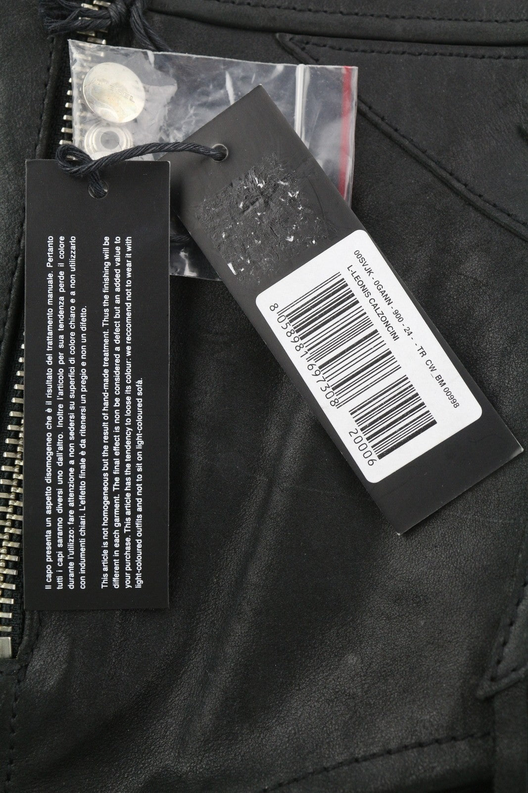 DIESEL L-Leonis 0GANN moteriški šortai W24 juodi su odiniais kutais, rekomenduojama mažmeninė kaina – 500 € 