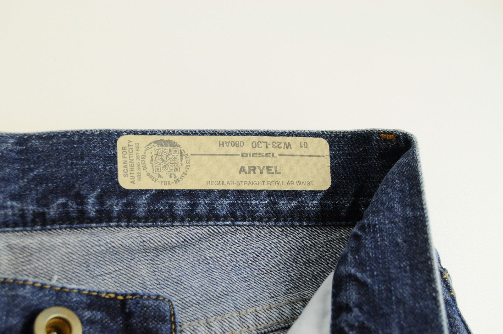 DIESEL Aryel 080AH moteriški džinsai W23 L30 plėšyti mėlyni sendinto audinio tiesūs 