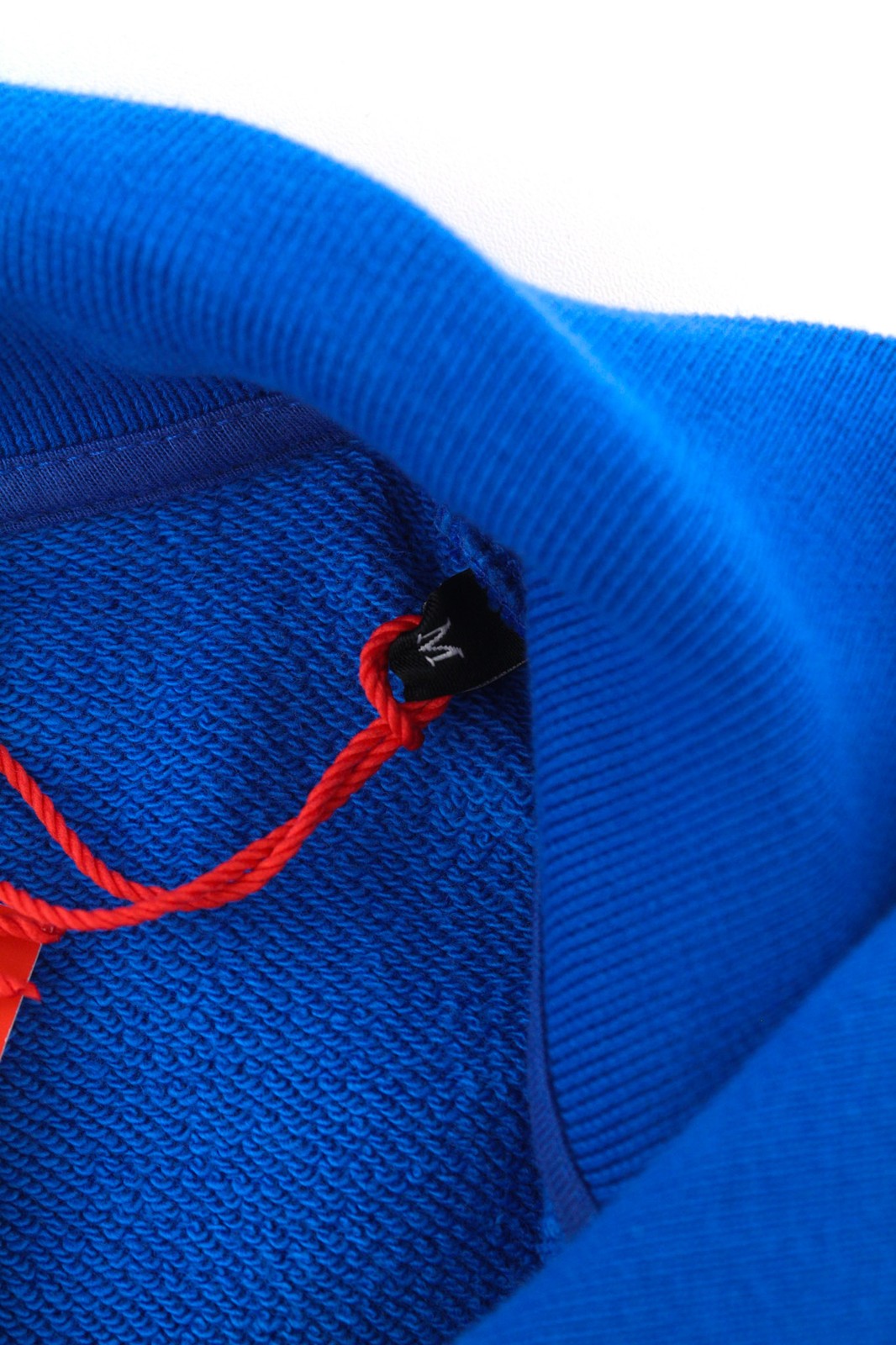 DIESEL S-Bolin vyriškas džemperis trumpomis rankovėmis, M dydžio, su sagomis ant kaklo, mėlynas, rekomenduojama kaina – 175 € 