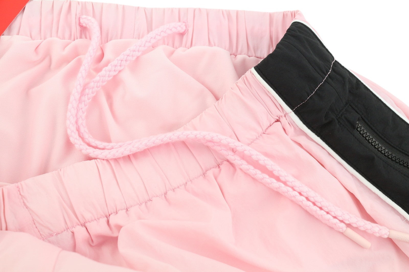 DIESEL Awwb-Eicy-Wt 12 moteriški šortai L dydžio rožiniai su elastingu juosmeniu, pamušalu ir logotipu, rekomenduojama kaina – 90 € (juodi) 