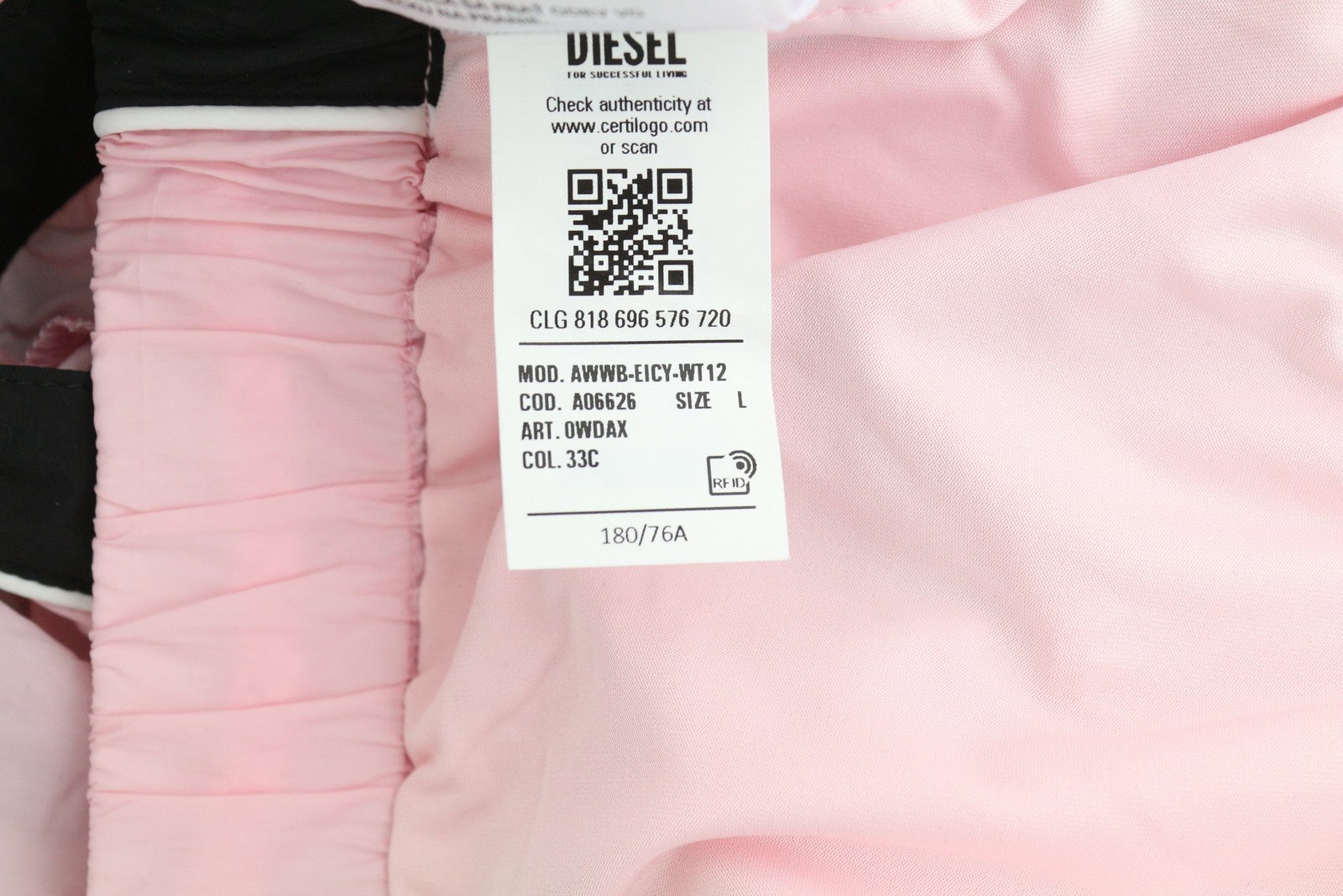 DIESEL Awwb-Eicy-Wt 12 moteriški šortai L dydžio rožiniai su elastingu juosmeniu, pamušalu ir logotipu, rekomenduojama kaina – 90 € (juodi) 