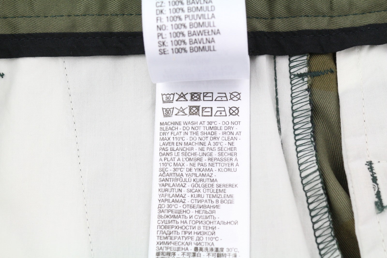 DIESEL P-Berti-C vyriški šortai W31 su kamufliažiniu raštu, užtrauktuku ir keliomis kišenėmis, logotipu. Rekomenduojama kaina – 150 €. 