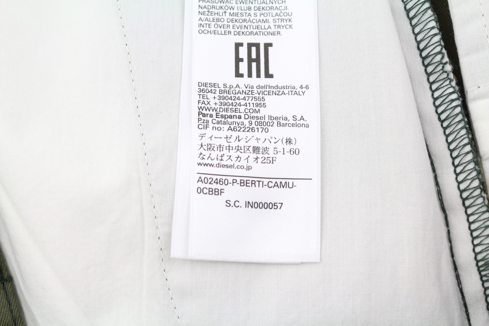 DIESEL P-Berti-C vyriški šortai W31 su kamufliažiniu raštu, užtrauktuku ir keliomis kišenėmis, logotipu. Rekomenduojama kaina – 150 €. 