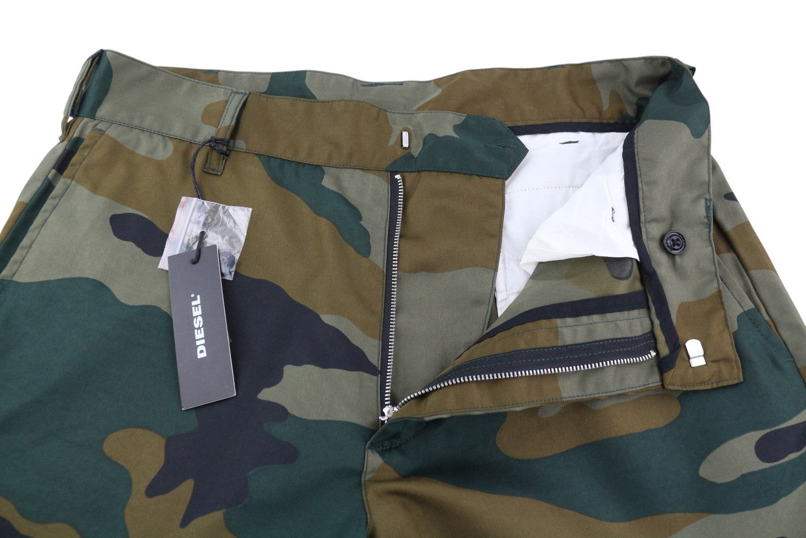 DIESEL P-Berti-C vyriški šortai W31 su kamufliažiniu raštu, užtrauktuku ir keliomis kišenėmis, logotipu. Rekomenduojama kaina – 150 €. 