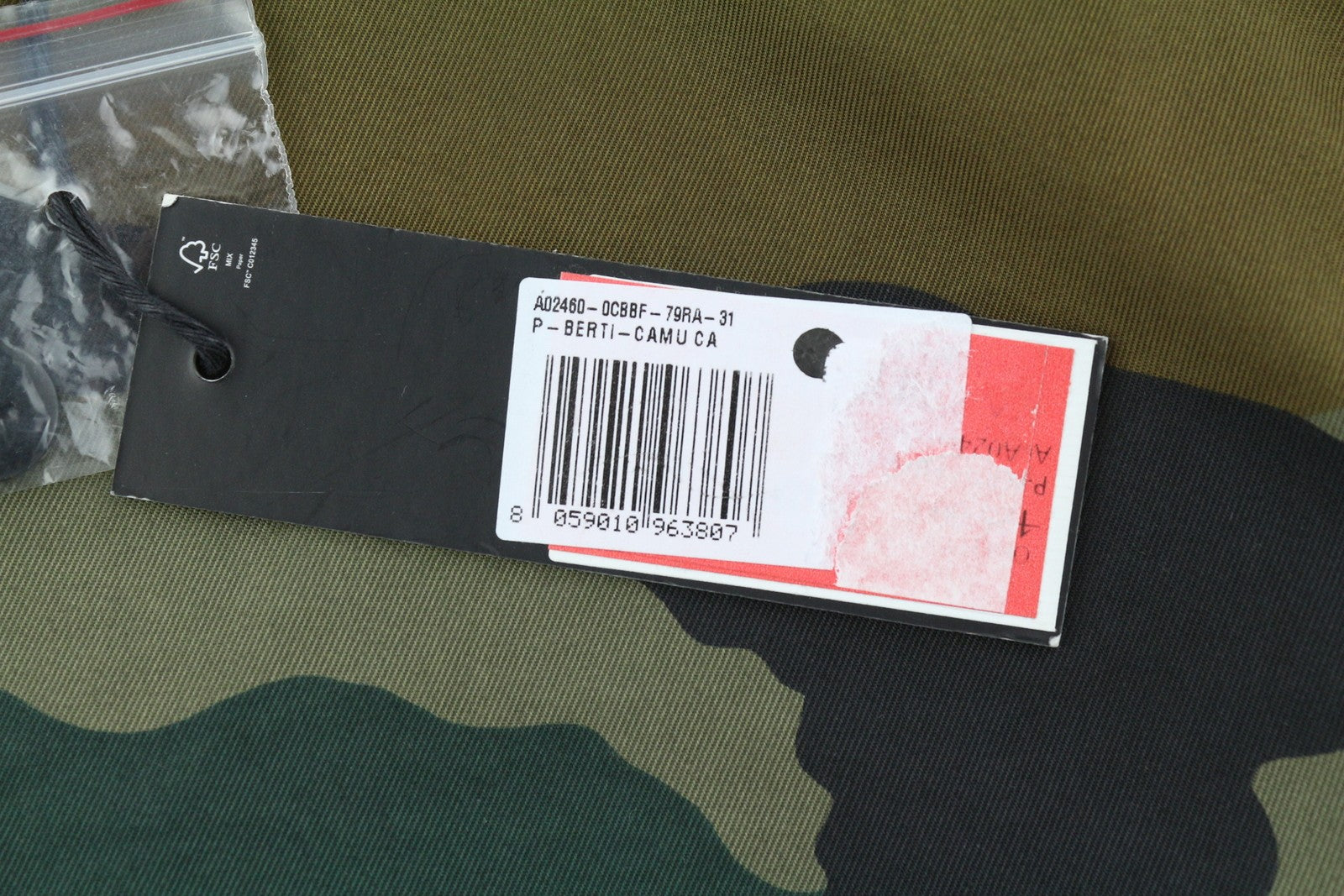 DIESEL P-Berti-C vyriški šortai W31 su kamufliažiniu raštu, užtrauktuku ir keliomis kišenėmis, logotipu. Rekomenduojama kaina – 150 €. 