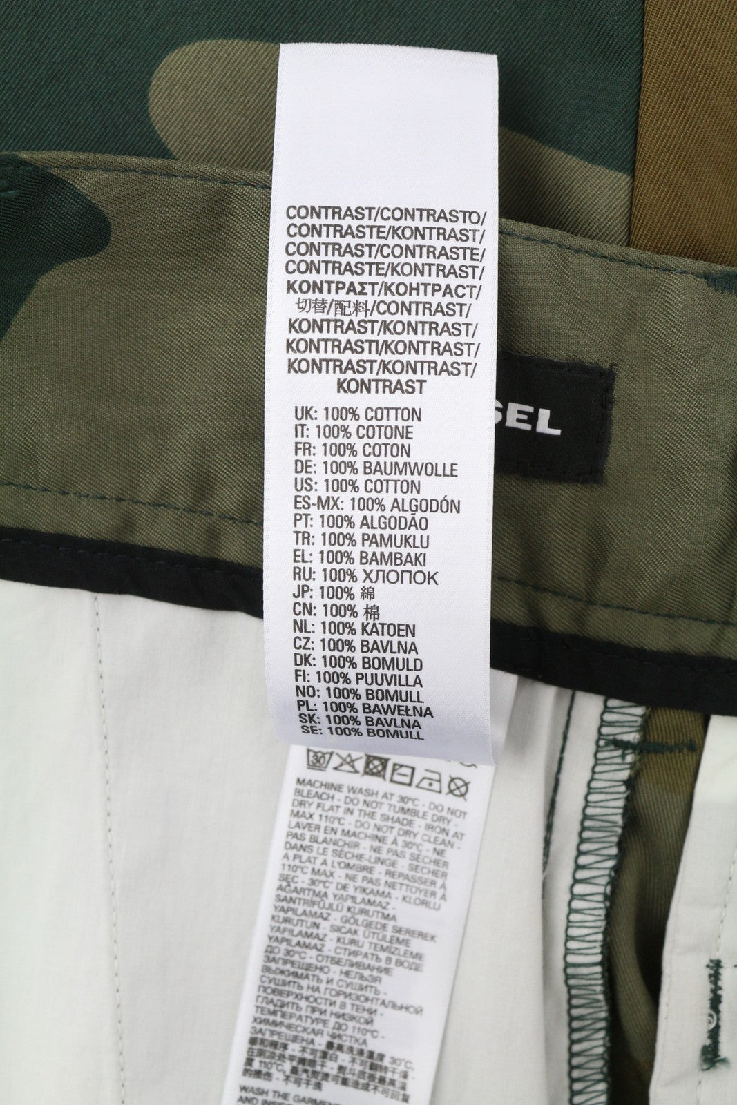 DIESEL P-Berti-C vyriški šortai W31 su kamufliažiniu raštu, užtrauktuku ir keliomis kišenėmis, logotipu. Rekomenduojama kaina – 150 €. 