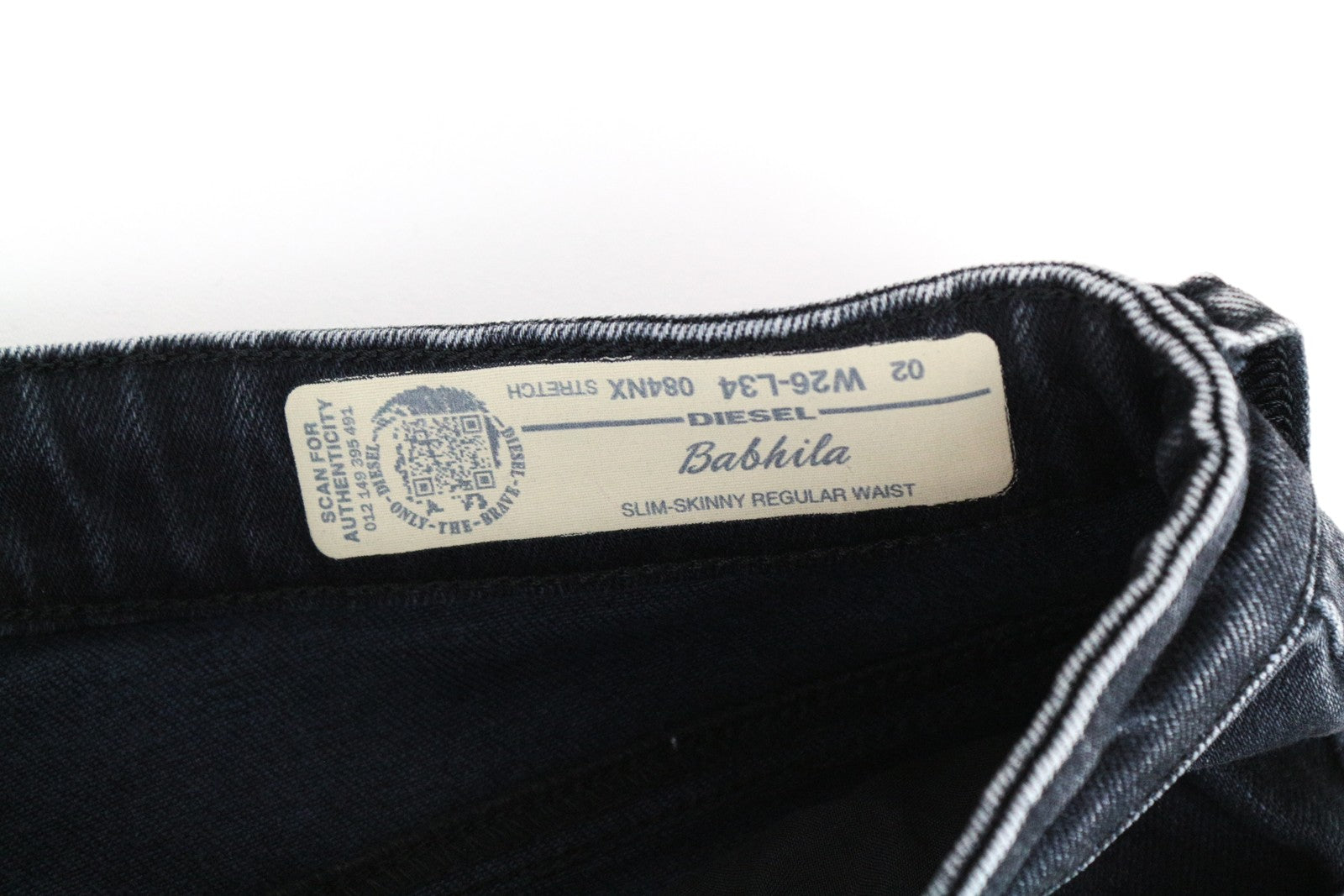 DIESEL Babhila 084NX W26 L34 moteriškos mėlynos trumpintos džinsinės kelnės, plonos, aptemptos, medvilninės 