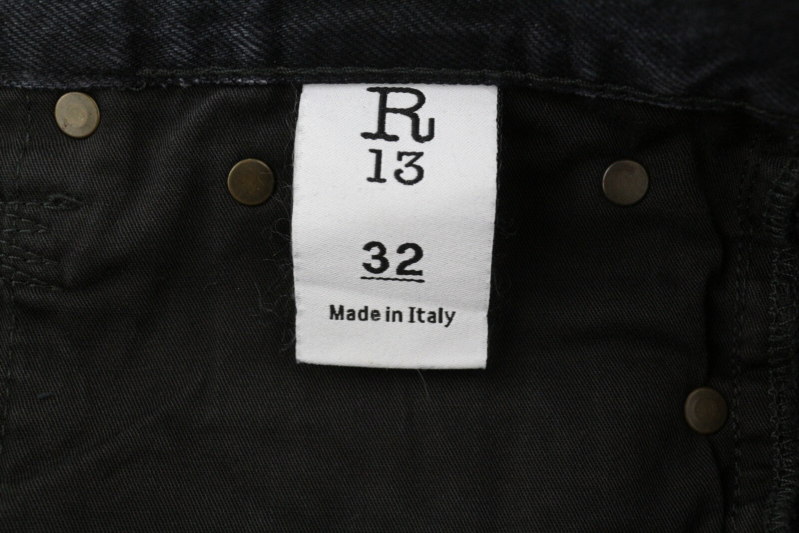 R13 Boyfriend vyriški džinsai, 32" Jake juodi, skalbto džinso, su užtrauktuku ir kišenėmis. 