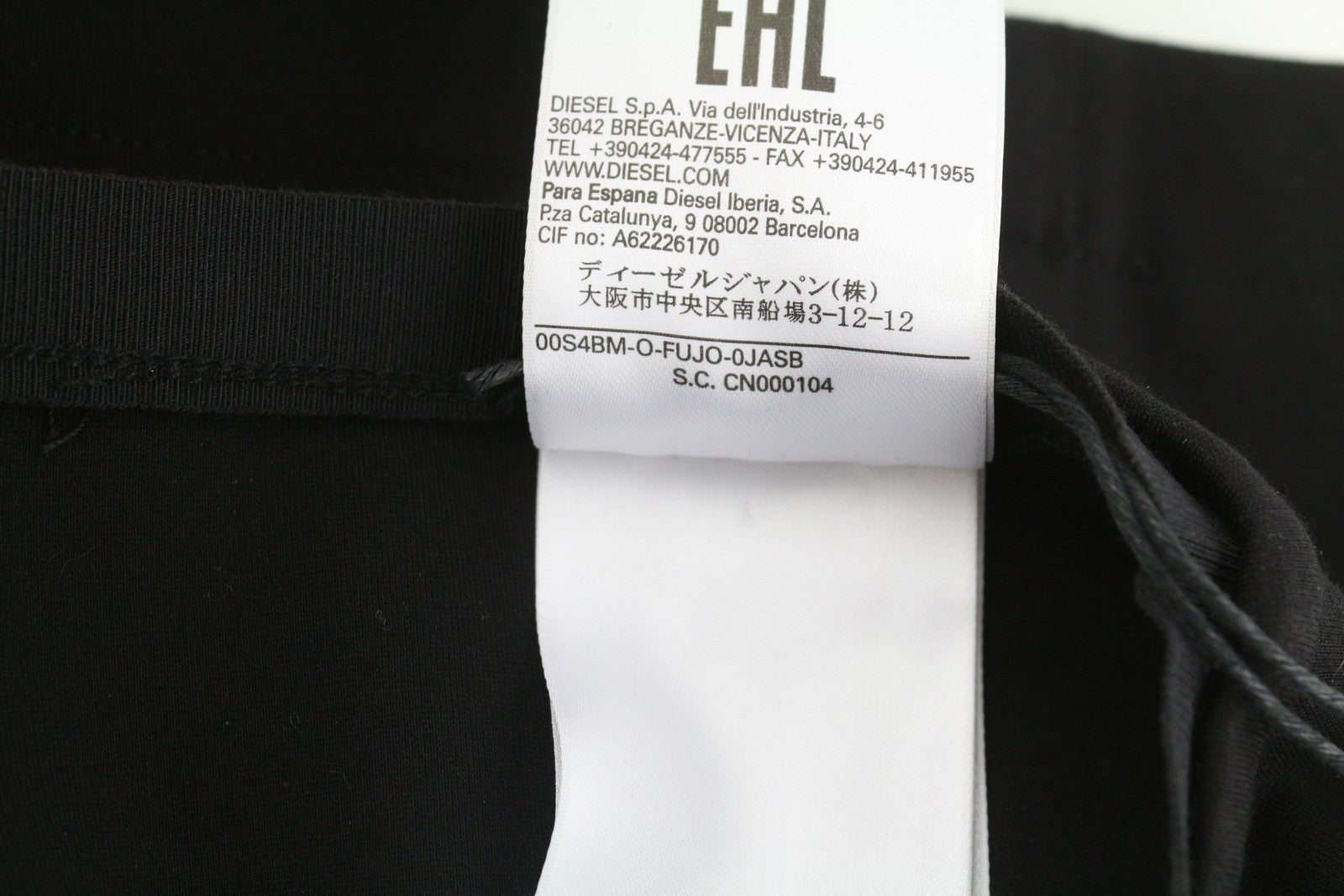 DIESEL O-Fujo 0JASB moteriškas sijonas, W24, juodos spalvos, sidabro atspalvio detalės, tamprus, rekomenduojama kaina – 165 €. 