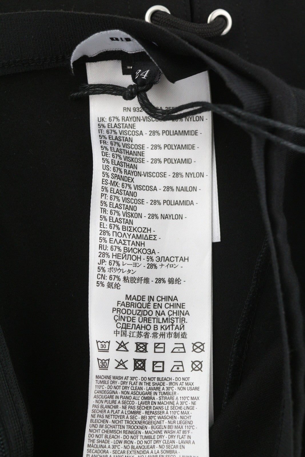 DIESEL O-Fujo 0JASB moteriškas sijonas, W24, juodos spalvos, sidabro atspalvio detalės, tamprus, rekomenduojama kaina – 165 €. 