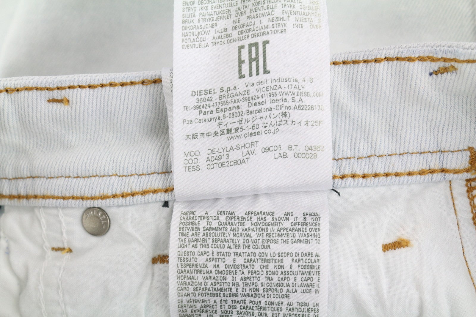 DIESEL De-Lyla 09C06 moteriški šortai W26 šviesiai mėlyni džinsiniai šortai su užtrauktuku ir kišenėmis laisvalaikiui 