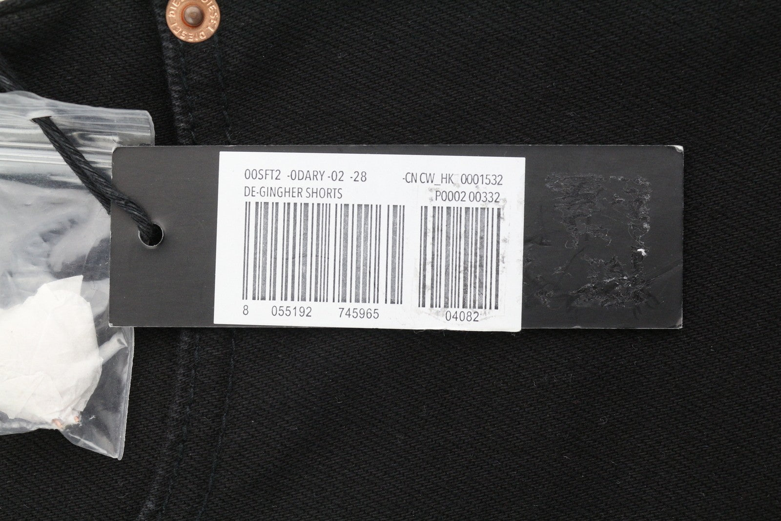 DIESEL De-Gingher moteriški šortai W28 džinsinio juodo audinio su sagomis ir logotipu, rekomenduojama mažmeninė kaina – 120 € 