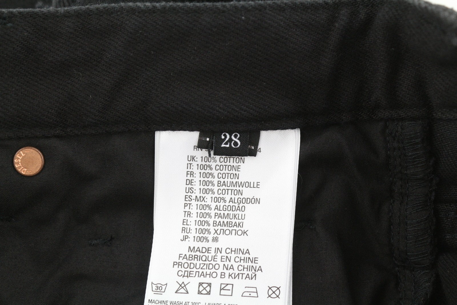 DIESEL De-Gingher moteriški šortai W28 džinsinio juodo audinio su sagomis ir logotipu, rekomenduojama mažmeninė kaina – 120 € 