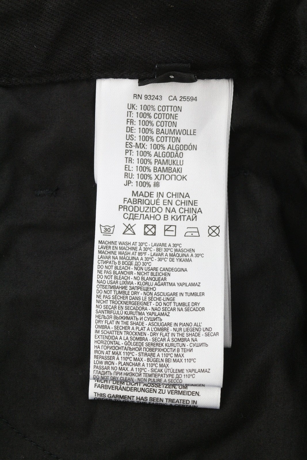 DIESEL De-Gingher moteriški šortai W28 džinsinio juodo audinio su sagomis ir logotipu, rekomenduojama mažmeninė kaina – 120 € 