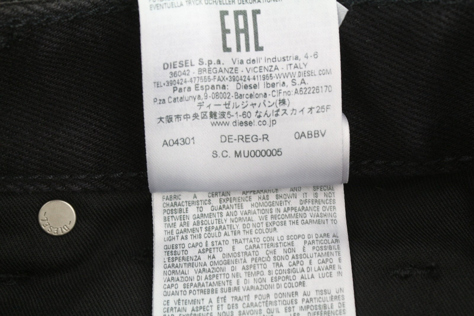 DIESEL De-Reg-R 0ABBV moteriški šortai W24 juodi džinsiniai šortai su užtrauktuku, rekomenduojama kaina – 125 € 