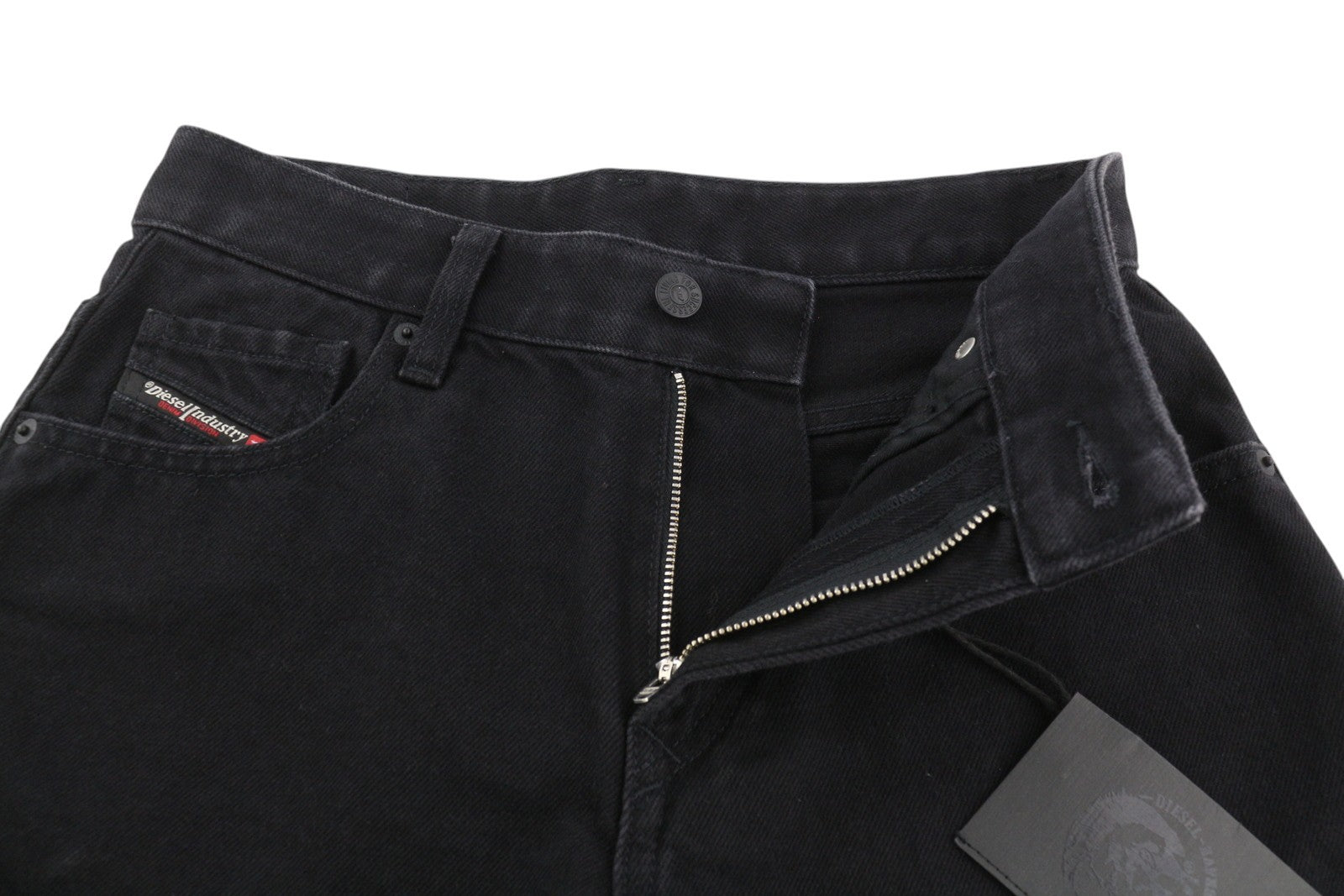 DIESEL De-Reg-R 0ABBV moteriški šortai W24 juodi džinsiniai šortai su užtrauktuku, rekomenduojama kaina – 125 € 