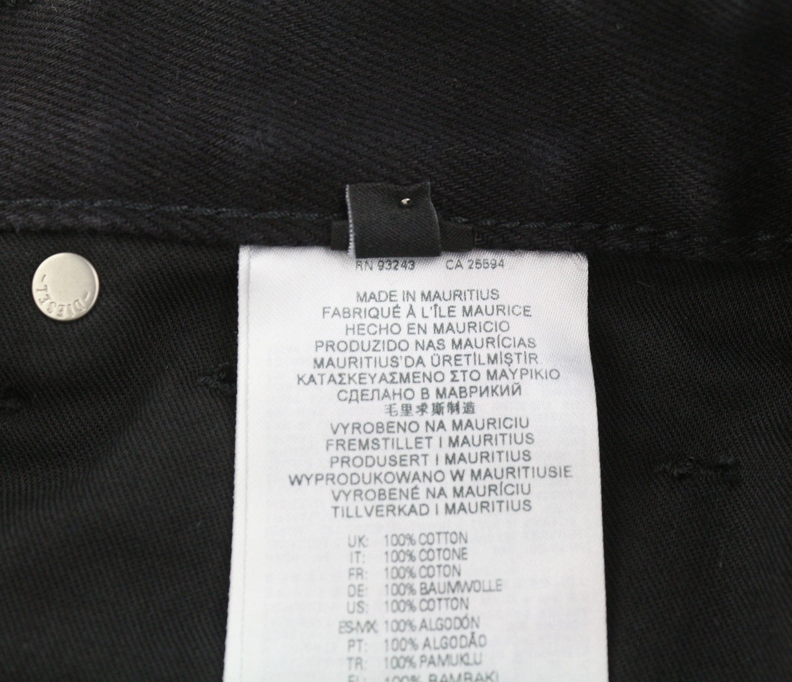 DIESEL De-Reg-R 0ABBV moteriški šortai W24 juodi džinsiniai šortai su užtrauktuku, rekomenduojama kaina – 125 € 